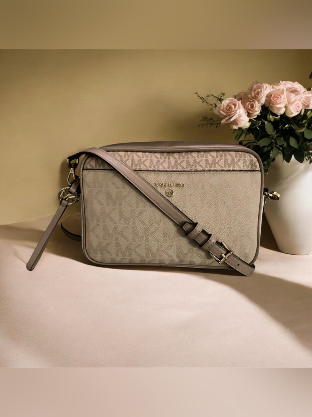 USED ONCE & SPOTLESS! MICHAEL KORS JET SET TRAVEL LARGE LOGO WRISTLET CROSSBODY